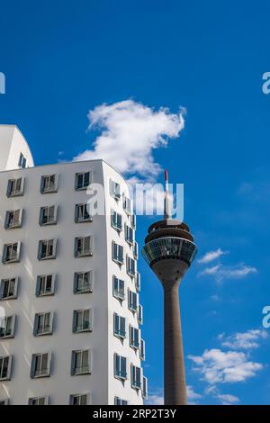 Gehry Buildings e Rhine Tower, Media Harbour, Neuer Zollhof, Duesseldorf, Renania settentrionale-Vestfalia, Germania Foto Stock