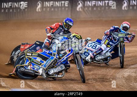 Jack Holder (25) (giallo) guida Steve Worrall (16) (blu) e Anders Rowe (17) (bianco) durante il FIM Speedway Grand Prix di Gran Bretagna al Principality Stadium di Cardiff sabato 2 settembre 2023. (Foto: Ian Charles | mi News) crediti: MI News & Sport /Alamy Live News Foto Stock