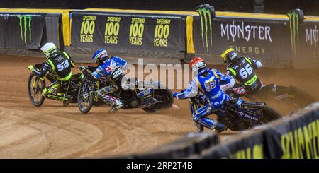 Martin Vaculik (54) (bianco) guida la finale davanti a Jack Holder (25) (Blu), Freddie Lindgren (66) (giallo) e Bartosz Zmarzlik (95) (Rosso) durante il FIM Speedway Grand Prix di Gran Bretagna al Principality Stadium di Cardiff sabato 2 settembre 2023. (Foto: Ian Charles | mi News) crediti: MI News & Sport /Alamy Live News Foto Stock