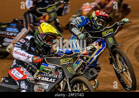 Freddie Lindgren (66) (giallo) guida Jack Holder (25) (rosso) durante il FIM Speedway Grand Prix di Gran Bretagna al Principality Stadium di Cardiff sabato 2 settembre 2023. (Foto: Ian Charles | mi News) crediti: MI News & Sport /Alamy Live News Foto Stock