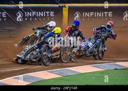 Jack Holder (25) (giallo) guida Anders Rowe (17) (bianco), Steve Worrall (16) (blu) e Maciej Janowski (71) (rosso) durante il FIM Speedway Grand Prix di Gran Bretagna al Principality Stadium di Cardiff sabato 2 settembre 2023. (Foto: Ian Charles | mi News) crediti: MI News & Sport /Alamy Live News Foto Stock