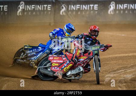 Max Fricke (46) (Rosso) guida Robert Lambert (505) (Blu) durante il FIM Speedway Grand Prix di Gran Bretagna al Principality Stadium di Cardiff sabato 2 settembre 2023. (Foto: Ian Charles | mi News) crediti: MI News & Sport /Alamy Live News Foto Stock