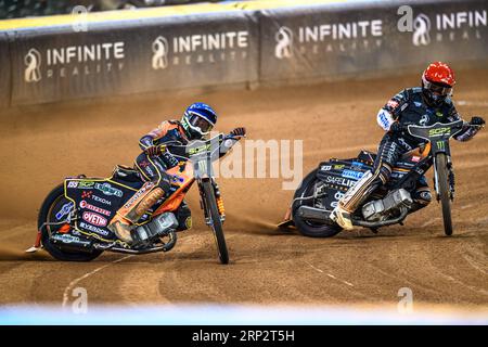 Mikkel Michelsen (155) (Blu) guida Freddie Lindgren (66) (Rosso) durante il FIM Speedway Grand Prix di Gran Bretagna al Principality Stadium di Cardiff sabato 2 settembre 2023. (Foto: Ian Charles | mi News) crediti: MI News & Sport /Alamy Live News Foto Stock