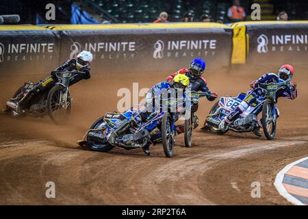 Jack Holder (25) (giallo) guida Anders Rowe (17) (bianco), Steve Worrall (16) (blu) e Maciej Janowski (71) (rosso) durante il FIM Speedway Grand Prix di Gran Bretagna al Principality Stadium di Cardiff sabato 2 settembre 2023. (Foto: Ian Charles | mi News) crediti: MI News & Sport /Alamy Live News Foto Stock