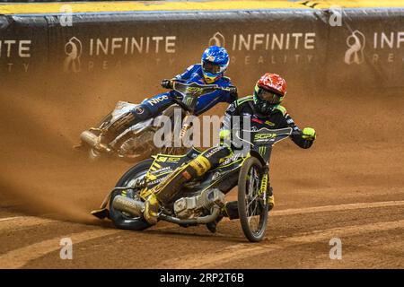 Martin Vaculik (54) (Rosso) guida Robert Lambert (505) (Blu) durante il FIM Speedway Grand Prix di Gran Bretagna al Principality Stadium di Cardiff sabato 2 settembre 2023. (Foto: Ian Charles | mi News) crediti: MI News & Sport /Alamy Live News Foto Stock