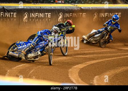 Bartosz Zmarzlik (95) (bianco) guida Martin Vaculik (54) (Rosso) e Robert Lambert (505) (Blu) durante il FIM Speedway Grand Prix di Gran Bretagna al Principality Stadium di Cardiff sabato 2 settembre 2023. (Foto: Ian Charles | mi News) crediti: MI News & Sport /Alamy Live News Foto Stock