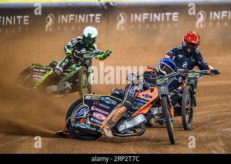 Mikkel Michelsen (155) (Blu) guida Kim Nilsson (233) (Rosso) e Patryk Dudek (692) (bianco) durante il FIM Speedway Grand Prix di Gran Bretagna al Principality Stadium di Cardiff sabato 2 settembre 2023. (Foto: Ian Charles | mi News) crediti: MI News & Sport /Alamy Live News Foto Stock