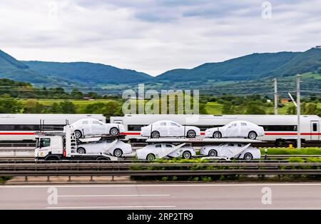 Deutsche Bahn AG ICE in arrivo sulla nuova linea Wendlingen-Ulm, autocarro con auto nuove, autostrada A8, Weilheim an der Teck Foto Stock