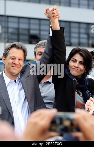 (180912) -- CURITIBA, 12 settembre 2018 -- Fernando Haddad (L), ex sindaco di San Paolo ed ex ministro dell'istruzione, gesti con Manuela D Avila, ex deputato del Partito Comunista del Brasile, durante una cerimonia per svelare la sua candidatura alla presidenza del Brasile a Curitiba, Brasile, l'11 settembre 2018. Martedì il Partito dei lavoratori di sinistra (PT) del Brasile ha ufficialmente sostituito il suo candidato presidenziale iniziale, l'ex presidente Luiz Inacio Lula da Silva, con un'alternativa più praticabile. Il compagno di corsa di Lula, Fernando Haddad, è stato eletto all'unanimità per sostituirlo, il leader PT S nella camera di Depu Foto Stock