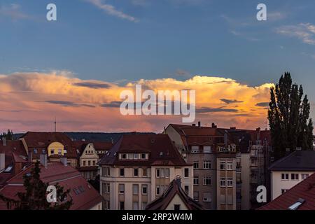 Nuvole di tuoni sulle case della città, atmosfera serale, Stoccarda, Baden-Wuerttemberg, Germania Foto Stock