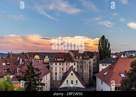 Nuvole di tuoni sulle case della città, atmosfera serale, Stoccarda, Baden-Wuerttemberg, Germania Foto Stock