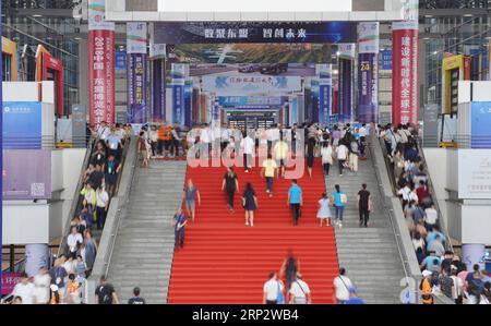 (180912) -- NANNING, 12 settembre 2018 -- People visit the 15th China-ASEAN (Association of Southeast Asian Nations) Expo in Nanning, capitale della regione autonoma Guangxi Zhuang della Cina meridionale, 12 settembre 2018. L'expo ha aperto qui il mercoledì.) (Zwx) CHINA-NANNING-CHINA-ASEAN EXPO-OPEN (CN) CaixYang PUBLICATIONxNOTxINxCHN Foto Stock