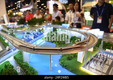 (180912) -- NANNING, 12 settembre 2018 -- la gente guarda un modello di treno ad alta velocità nella sala espositiva della 15a China-ASEAN (Association of Southeast Asian Nations) Expo a Nanning, capitale della regione autonoma del Guangxi Zhuang della Cina meridionale, 12 settembre 2018. L'expo ha aperto qui il mercoledì.) (Zwx) CHINA-NANNING-CHINA-ASEAN EXPO-OPEN (CN) ZhangxAilin PUBLICATIONxNOTxINxCHN Foto Stock