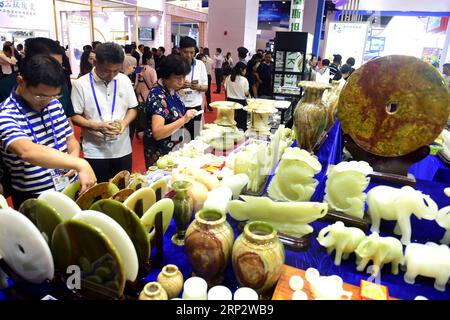 (180912) -- NANNING, 12 settembre 2018 -- persone selezionano jadewares presso la sala espositiva della 15a China-ASEAN (Association of Southeast Asian Nations) Expo a Nanning, capitale della regione autonoma del Guangxi Zhuang della Cina meridionale, 12 settembre 2018. L'expo ha aperto qui il mercoledì.) (Zwx) CHINA-NANNING-CHINA-ASEAN EXPO-OPEN (CN) ZhaoxDingzhe PUBLICATIONxNOTxINxCHN Foto Stock