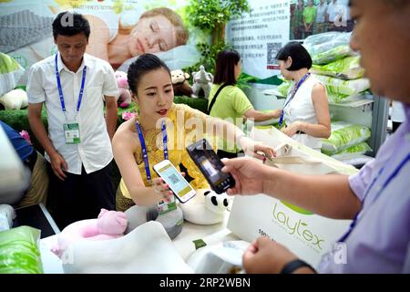 (180912) -- NANNING, 12 settembre 2018 -- le persone acquistano cuscini in lattice da un espositore thailandese presso la sala espositiva della 15a China-ASEAN (Association of Southeast Asian Nations) Expo a Nanning, capitale della regione autonoma del Guangxi Zhuang della Cina meridionale, 12 settembre 2018. ) Xinhua in primo piano: Cina, ASEAN impegnata a far progredire il commercio tra l'aumento del protezionismo CaixYang PUBLICATIONxNOTxINxCHN Foto Stock