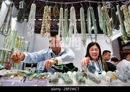 (180912) -- NANNING, 12 settembre 2018 -- gli espositori del Myanmar mostrano accessori presso la sala espositiva della 15a China-ASEAN (Association of Southeast Asian Nations) Expo a Nanning, capitale della regione autonoma del Guangxi Zhuang della Cina meridionale, 12 settembre 2018. ) Xinhua titoli: Cina, ASEAN impegnata a far progredire il commercio in mezzo all'aumento del protezionismo LixMangmang PUBLICATIONxNOTxINxCHN Foto Stock