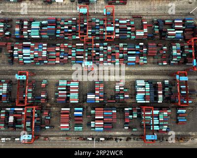 (180912) -- NANNING, 12 settembre 2018 -- foto aerea scattata il 9 novembre 2017 mostra i container depositati presso l'area portuale di libero scambio di Qinzhou nella regione autonoma del Guangxi Zhuang nel sud della Cina. ) Xinhua titoli: Cina, ASEAN impegnata a far progredire il commercio in mezzo all'aumento del protezionismo ZhangxAilin PUBLICATIONxNOTxINxCHN Foto Stock