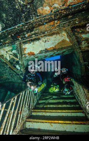 Due subacquei tec. Subacquei tecnici con scuba per immersioni tecniche immersioni a gas misti nuotano giù per le scale per i subacquei affondati nel relitto Karwela, Mediterraneo Foto Stock