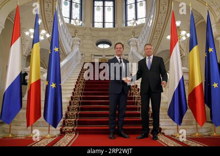 (180912) -- BUCAREST, 12 settembre 2018 -- la visita al primo ministro olandese Mark Rutte (L) è accolta dal presidente rumeno Klaus Iohannis al Palazzo Cotroceni di Bucarest, in Romania, 12 settembre 2018. Mark Rutte ha espresso mercoledì la sua disapprovazione per l'adesione della Romania allo spazio Schengen, in risposta alla richiesta di sostegno del paese in materia. ) ROMANIA-BUCAREST-OLANDESE pomeriggio-VISITA CristianxCristel PUBLICATIONxNOTxINxCHN Foto Stock