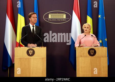 (180912) -- BUCAREST, 12 settembre 2018 -- in visita al primo ministro olandese Mark Rutte (L) e al primo ministro rumeno Viorica Dancila partecipano a una conferenza stampa congiunta al Palazzo Vittoria di Bucarest, in Romania, 12 settembre 2018. Mark Rutte ha espresso mercoledì la sua disapprovazione per l'adesione della Romania allo spazio Schengen, in risposta alla richiesta di sostegno del paese in materia. ) ROMANIA-BUCAREST-OLANDESE pomeriggio-VISITA CristianxCristel PUBLICATIONxNOTxINxCHN Foto Stock