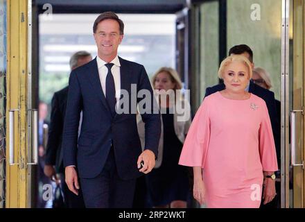 (180912) -- BUCAREST, 12 settembre 2018 -- la visita al primo ministro olandese Mark Rutte (L) è accolta dal primo ministro rumeno Viorica Dancila al Palazzo Vittoria di Bucarest, in Romania, 12 settembre 2018. Mark Rutte ha espresso mercoledì la sua disapprovazione per l'adesione della Romania allo spazio Schengen, in risposta alla richiesta di sostegno del paese in materia. ) ROMANIA-BUCAREST-OLANDESE pomeriggio-VISITA CristianxCristel PUBLICATIONxNOTxINxCHN Foto Stock