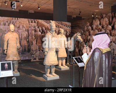 (180913) -- RIYADH, 13 settembre 2018 -- Un visitatore saudita scatta foto dei guerrieri di Terra cotta alla mostra Treasures of China a Riyadh, Arabia Saudita, il 12 settembre 2018. Una mostra sulla civiltà cinese è stata inaugurata mercoledì al Museo Nazionale di Riyadh, capitale dell'Arabia Saudita. (dtf) ARABIA SAUDITA-RIYADH-EXHIBITION-CHINESE CIVIBILITY TuxYifan PUBLICATIONxNOTxINxCHN Foto Stock