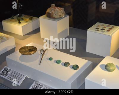 (180913) -- RIYADH, 13 settembre 2018 -- oggetti provenienti da scavi archeologici congiunti tra Cina e Arabia Saudita presso le rovine del sito di al Sereen sono esposti alla mostra Treasures of China a Riyadh, Arabia Saudita, il 12 settembre 2018. Una mostra sulla civiltà cinese è stata inaugurata mercoledì al Museo Nazionale di Riyadh, capitale dell'Arabia Saudita. (dtf) ARABIA SAUDITA-RIYADH-EXHIBITION-CHINESE CIVIBILITY TuxYifan PUBLICATIONxNOTxINxCHN Foto Stock