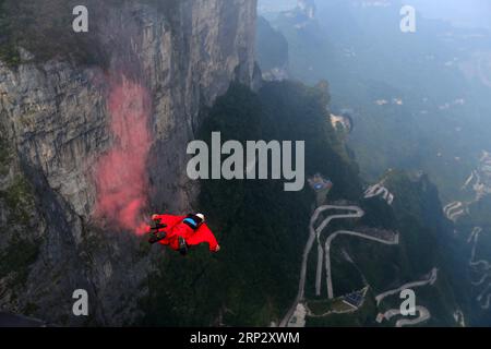 News Bilder des Tages (180914) - ZHANGJIAJIE, 14 settembre 2018 -- Un volantino con tuta alare scivola attraverso l'aria durante una competizione di volo con tuta alare tenutasi presso il punto panoramico del monte Tianmen a Zhangjiajie, nella provincia di Hunan della Cina centrale, 14 settembre 2018. ) (Sxk) CHINA-HUNAN-ZHANGJIAJIE-WINGSUIT FLYING (CN) ZhouxGuoqiang PUBLICATIONxNOTxINxCHN Foto Stock