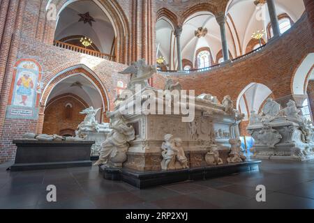 Frederik IV Sarcofago in marmo all'interno della cattedrale di Roskilde - Roskilde, Danimarca Foto Stock