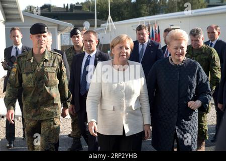 (180914) -- RUKLA (LITUANIA), 14 settembre 2018 -- il presidente lituano Dalia Grybauskaite (fronte R) e il cancelliere tedesco Angela Merkel (fronte C) visitano il battaglione multinazionale NATO a Rukla, Lituania, il 14 settembre 2018. Il cancelliere tedesco ha fatto una visita in Lituania venerdì. ) LITUANIA-RUKLA-GERMANIA-MERKEL-VISIT AlfredasxPliadis PUBLICATIONxNOTxINxCHN Foto Stock