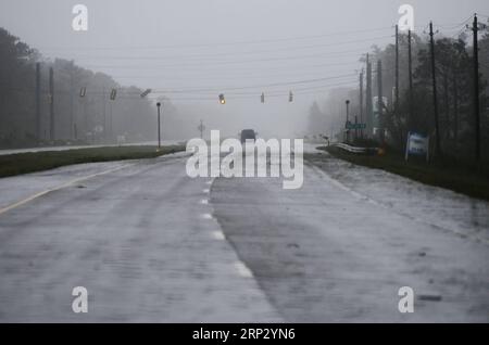 (180915) -- WASHINGTON, 15 settembre 2018 -- poche automobili possono essere viste su una strada vicino alla costa nella Carolina del Nord, negli Stati Uniti, il 14 settembre 2018. Almeno cinque persone sono state uccise finora dopo l'uragano Florence che è stato declassato venerdì pomeriggio a una tempesta tropicale con venti di 70 mph (110 km/h) lungo la costa orientale degli Stati Uniti. (yy) U.S.-EAST COAST-HURRICANE FLORENCE-AFTERMATH LiuxJie PUBLICATIONxNOTxINxCHN Foto Stock