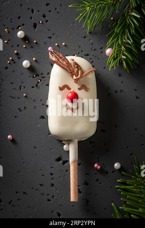 Ghiaccioli dolci e fatti in casa che sembrano renne di Natale. Dolci unici e creativi per Natale. Foto Stock