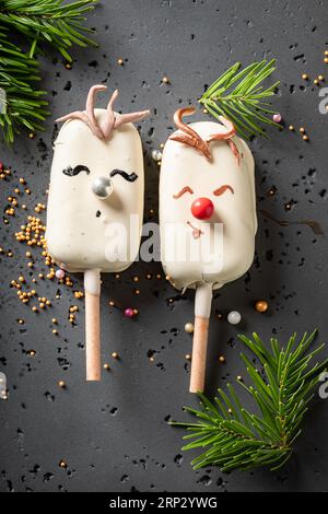Ghiaccioli unici e gustosi che sembrano renne di Natale. Dolci unici e creativi per Natale. Foto Stock