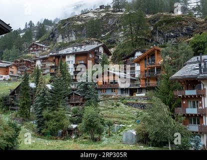 Tradizionale chalet in legno, centro di Zermatt, Canton Vallese, Svizzera. Foto Stock