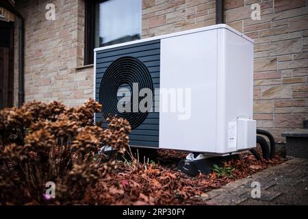 Pompa di calore in una casa unifamiliare a Duesseldorf, Renania settentrionale-Vestfalia, Germania Foto Stock