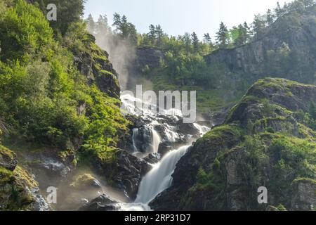 Latefossen è una delle cascate più visitate della Norvegia e si trova vicino a Skare e Odda nella regione di Hordaland, Norvegia. È composto da due separatori Foto Stock