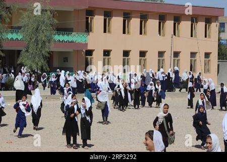 (180917) -- HELMAND, 17 settembre 2018 -- le studentesse afghane si riuniscono davanti a una scuola locale nella città di Lashkar Gah, provincia di Helmand, Afghanistan, 17 settembre 2018. Quasi 10 milioni di bambini afghani, di cui circa il 40% ragazze frequentano circa 15.000 scuole in tutto il paese devastato dalla guerra, mentre circa 3,5 milioni di bambini in età scolare non hanno accesso alle scuole a causa della povertà, delle barriere tradizionali e dei problemi di sicurezza. ) (Zhf) AFGHANISTAN-HELMAND-SCHOOLGIRLS AbdulxAzizxSafdari PUBLICATIONxNOTxINxCHN Foto Stock