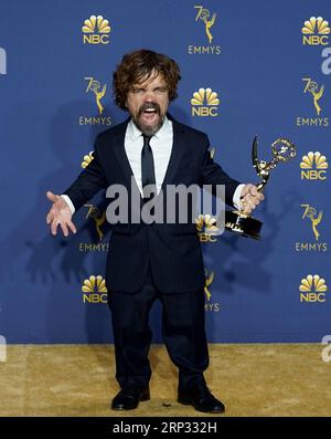 180918 -- LOS ANGELES, 18 settembre 2018 -- l'attore Peter Dinklage si pone con il premio come miglior attore non protagonista in una serie drammatica per Game of Thrones durante il 70° Primetime Emmy Awards a Los Angeles, negli Stati Uniti, 17 settembre 2018. hy U.S.-LOS ANGELES-PRIMETIME EMMY AWARDS ZengxHui PUBLICATIONxNOTxINxCHN Foto Stock