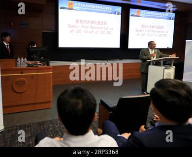 (180918) -- LOS ANGELES, 18 settembre 2018 -- John Thomas, capo del Dipartimento di pubblica sicurezza della University of Southern California (USC), affronta l'evento di lancio per un manuale sulla sicurezza rilasciato dal Consolato generale della Cina a Los Angeles, Stati Uniti, 17 settembre 2018. Il Consolato generale della Cina a Los Angeles ha pubblicato un manuale presso l'Università della California meridionale (USC) lunedì per migliorare la consapevolezza sulla sicurezza dei cinesi d'oltremare. )(rh) U.S.-LOS ANGELES-CHINESE-SAFETY HANDBOOK LixYing PUBLICATIONxNOTxINxCHN Foto Stock