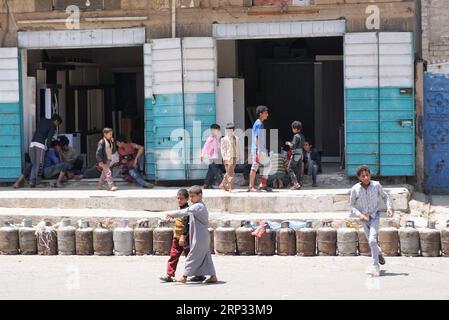 (180918) -- SANAA, 18 settembre 2018 -- bombole vuote di gas di cottura si vedono a Sanaa, Yemen, il 18 settembre 2018. Le strade sono quasi vuote nella capitale dello Yemen, Sanaa, in quanto una grave carenza di carburante della durata di una settimana costringe centinaia di migliaia di veicoli a morire silenziosamente fuori dalle strade. La grande crisi del carburante è stata innescata dall'escalation della guerra all'inizio di questa settimana nella città portuale strategica del Mar Rosso di Hodeidah, in seguito al crollo dei colloqui di pace mediati dalle Nazioni Unite a Ginevra tra le parti in guerra yemenite. YEMEN-SANAA-FUEL CRISIS Mohamedxal-Azaki PUBLICATIONxNOTxINxCHN Foto Stock