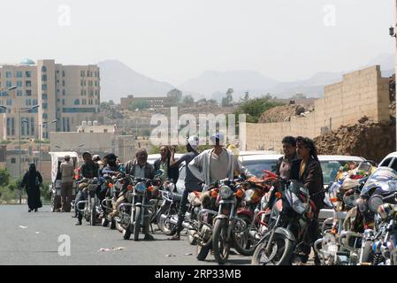 (180918) -- SANAA, 18 settembre 2018 -- gli yemeniti si allineano con i loro motocicli in una stazione di servizio a Sanaa, Yemen, il 18 settembre 2018. Le strade sono quasi vuote nella capitale dello Yemen, Sanaa, in quanto una grave carenza di carburante della durata di una settimana costringe centinaia di migliaia di veicoli a morire silenziosamente fuori dalle strade. La grande crisi del carburante è stata innescata dall'escalation della guerra all'inizio di questa settimana nella città portuale strategica del Mar Rosso di Hodeidah, in seguito al crollo dei colloqui di pace mediati dalle Nazioni Unite a Ginevra tra le parti in guerra yemenite. YEMEN-SANAA-FUEL CRISIS Mohamedxal-Azaki PUBLICATIONxNOTxINxC Foto Stock