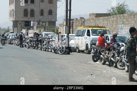 (180918) -- SANAA, 18 settembre 2018 -- gli yemeniti si allineano con i loro motocicli in una stazione di servizio a Sanaa, Yemen, il 18 settembre 2018. Le strade sono quasi vuote nella capitale dello Yemen, Sanaa, in quanto una grave carenza di carburante della durata di una settimana costringe centinaia di migliaia di veicoli a morire silenziosamente fuori dalle strade. La grande crisi del carburante è stata innescata dall'escalation della guerra all'inizio di questa settimana nella città portuale strategica del Mar Rosso di Hodeidah, in seguito al crollo dei colloqui di pace mediati dalle Nazioni Unite a Ginevra tra le parti in guerra yemenite. YEMEN-SANAA-FUEL CRISIS Mohamedxal-Azaki PUBLICATIONxNOTxINxC Foto Stock