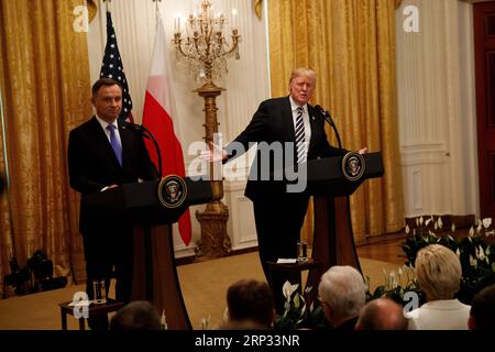 (180919) -- WASHINGTON D.C., 19 settembre 2018 -- il presidente degli Stati Uniti Donald Trump (R) e il presidente polacco in visita Andrzej Duda partecipano a una conferenza stampa congiunta alla Casa Bianca di Washington D.C. 18 settembre 2018. Donald Trump ha detto martedì che gli Stati Uniti stavano pesando l'idea di istituire una base militare permanente in Polonia, una proposta sollevata dal leader polacco in visita. ) (Jmmn) U.S.-WASHINGTON D.C.-POLONIA S PRESIDENT-VISIT TingxShen PUBLICATIONxNOTxINxCHN Foto Stock