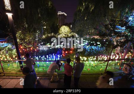 (180919) -- HANGZHOU, 19 settembre 2018 -- le persone scattano foto durante uno spettacolo di luci a Hangzhou, capitale della provincia dello Zhejiang della Cina orientale, 18 settembre 2018. ) (Zyd) CHINA-HANGZHOU-LIGHT SHOW (CN) LixZhong PUBLICATIONxNOTxINxCHN Foto Stock