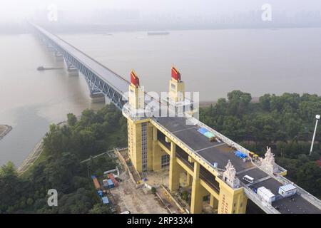 (180919) -- NANCHINO, 19 settembre 2018 -- foto aerea scattata il 18 settembre 2018 mostra il ponte sul fiume Yangtze di Nanchino in manutenzione a Nanchino, capitale della provincia di Jiangsu della Cina orientale. La ristrutturazione del ponte vecchio di 50 anni, che è stato il primo ponte di progettazione cinese costruito attraverso lo Yangtze, dovrebbe essere completata entro la fine del 2018. ) (ly) CHINA-NANJING-BRIDGE RENOVATION (CN) SuxYang PUBLICATIONxNOTxINxCHN Foto Stock