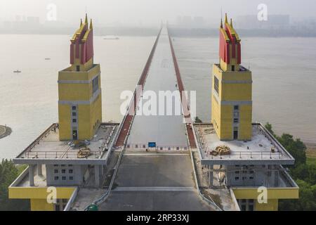 (180919) -- NANCHINO, 19 settembre 2018 -- foto aerea scattata il 18 settembre 2018 mostra il ponte sul fiume Yangtze di Nanchino in manutenzione a Nanchino, capitale della provincia di Jiangsu della Cina orientale. La ristrutturazione del ponte vecchio di 50 anni, che è stato il primo ponte di progettazione cinese costruito attraverso lo Yangtze, dovrebbe essere completata entro la fine del 2018. ) (ly) CHINA-NANJING-BRIDGE RENOVATION (CN) SuxYang PUBLICATIONxNOTxINxCHN Foto Stock