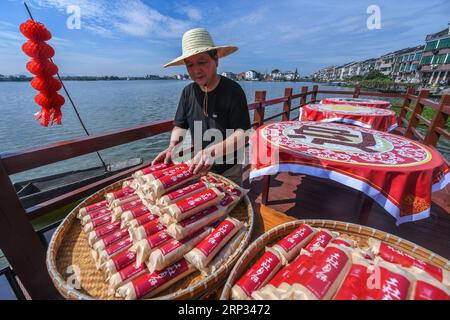 (180919) -- HANGZHOU, 19 settembre 2018 -- Un membro dello staff di una pasticceria locale espone torte tradizionali della luna nel villaggio Dinghe di Tangqi Township a Hangzhou, capitale della provincia dello Zhejiang della Cina orientale, 19 settembre 2018. La gente del posto ha organizzato varie attività popolari per celebrare l'arrivo del primo Festival del raccolto degli agricoltori della Cina e il Festival di metà autunno. ) (xmc) CHINA-ZHEJIANG-HANGZHOU-HARVEST (CN) XuxYu PUBLICATIONxNOTxINxCHN Foto Stock