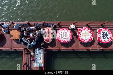 (180919) -- HANGZHOU, 19 settembre 2018 -- foto aerea scattata il 19 settembre 2018 mostra le persone locali che partecipano ad un'attività popolare nel villaggio Dinghe della Tangqi Township di Hangzhou, capitale della provincia dello Zhejiang della Cina orientale. La gente del posto ha organizzato varie attività popolari per celebrare l'arrivo del primo Festival del raccolto degli agricoltori della Cina e il Festival di metà autunno. ) (xmc) CHINA-ZHEJIANG-HANGZHOU-HARVEST (CN) XuxYu PUBLICATIONxNOTxINxCHN Foto Stock