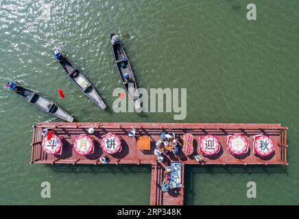 (180919) -- HANGZHOU, 19 settembre 2018 -- foto aerea scattata il 19 settembre 2018 mostra caratteri cinesi fatti di colture sul lago Dingshan della città di Tangqi a Hangzhou, capitale della provincia dello Zhejiang della Cina orientale. La gente del posto ha organizzato varie attività popolari per celebrare l'arrivo del primo Festival del raccolto degli agricoltori della Cina e il Festival di metà autunno. ) (xmc) CHINA-ZHEJIANG-HANGZHOU-HARVEST (CN) XuxYu PUBLICATIONxNOTxINxCHN Foto Stock