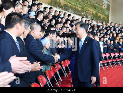 (180919) -- YINCHUAN, 19 settembre 2018 -- Wang Yang, membro del comitato permanente dell'Ufficio politico del Comitato centrale del Partito Comunista Cinese (PCC) e presidente del Comitato nazionale della Conferenza politica consultiva del popolo cinese (CPPCC), incontri con funzionari in pensione e persone di vari gruppi etnici e di tutti i ceti sociali, a Yinchuan, nella regione autonoma Ningxia Hui della Cina nord-occidentale, 19 settembre 2018. )(mp) CHINA-NINGXIA-YINCHUAN-WANG YANG-60° ANNIVERSARIO (CN) ZhangxLing PUBLICATIONxNOTxINxCHN Foto Stock